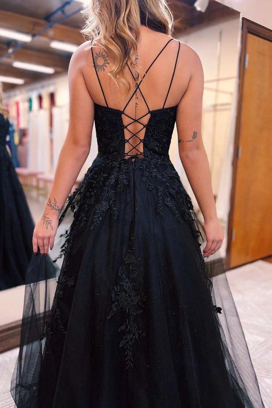 Vestido de fiesta con apliques en forma de A y espalda con cordones